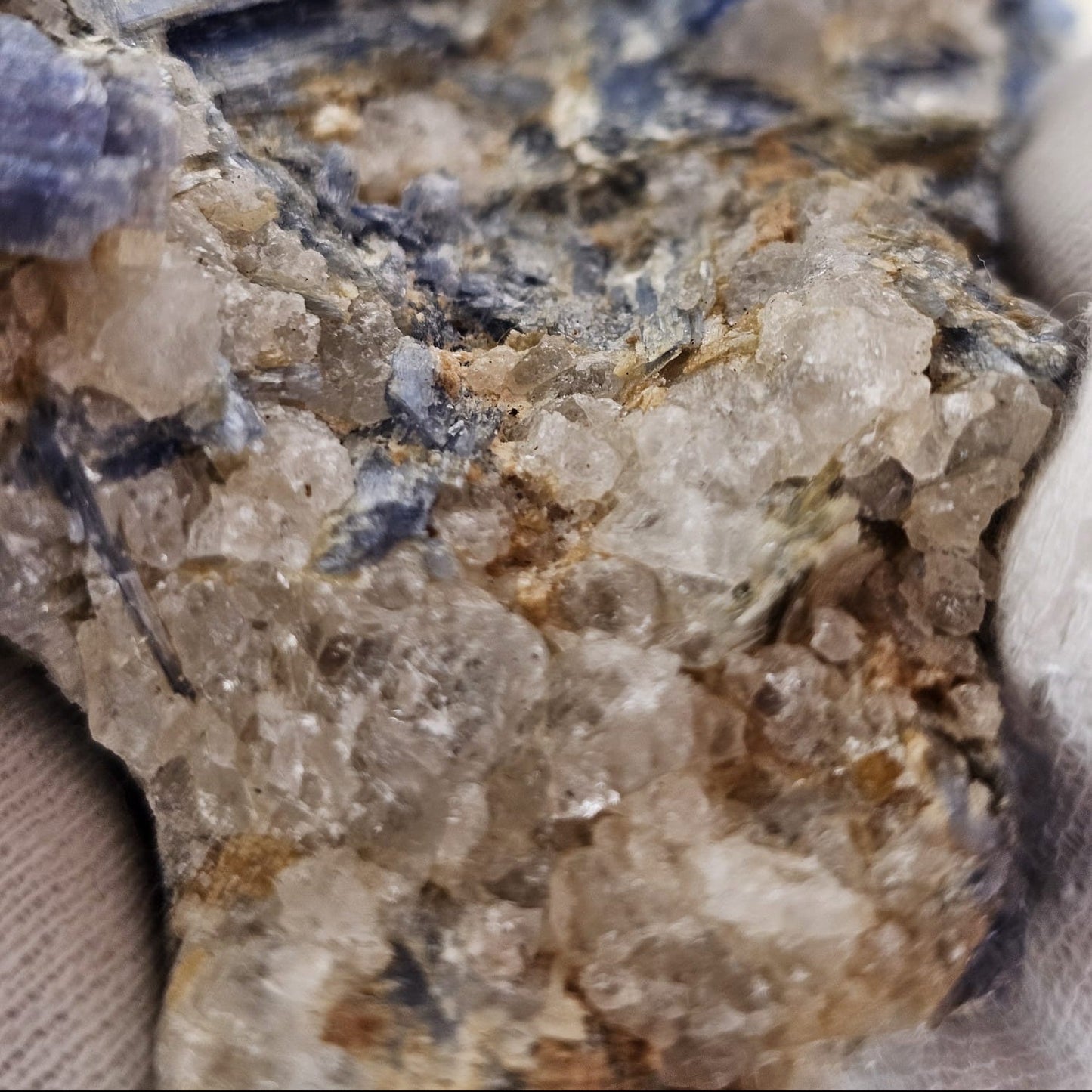 Zoom in kyanite in matrix crystals