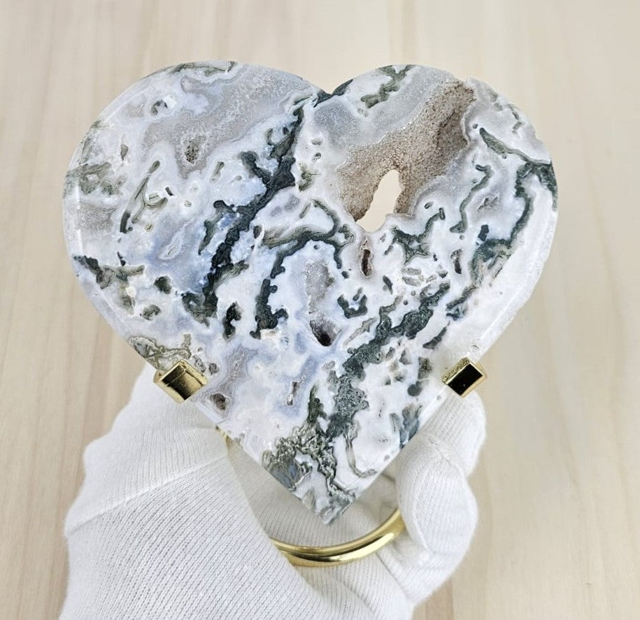 Cœur en agate mousse sur support métallique – 241 g | Inde