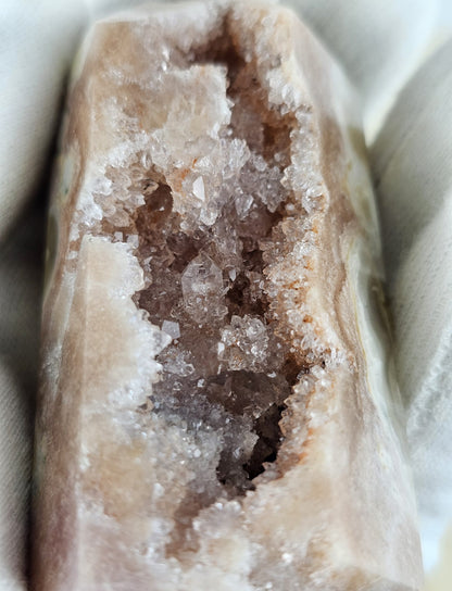 Zoom in Pink amethyst crystals