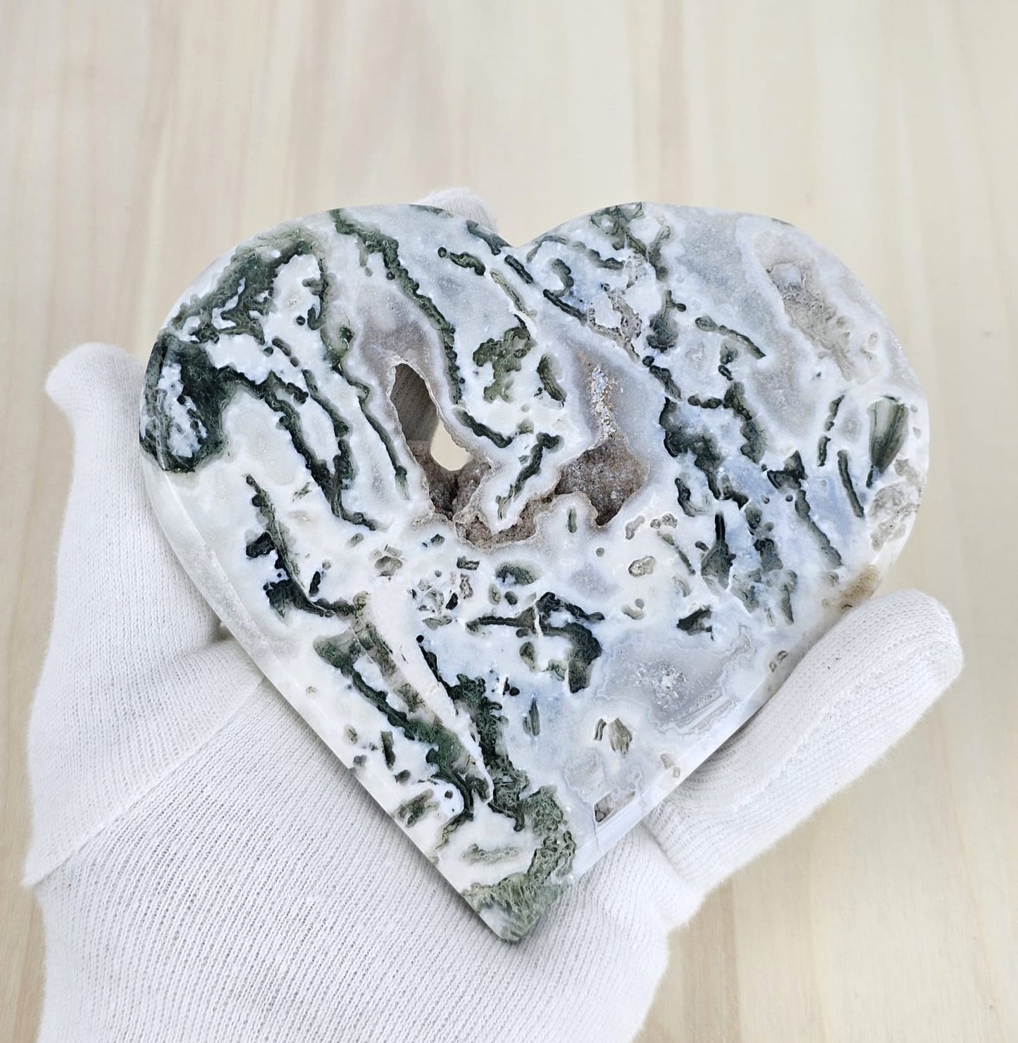 Cœur en agate mousse sur support métallique – 241 g | Inde